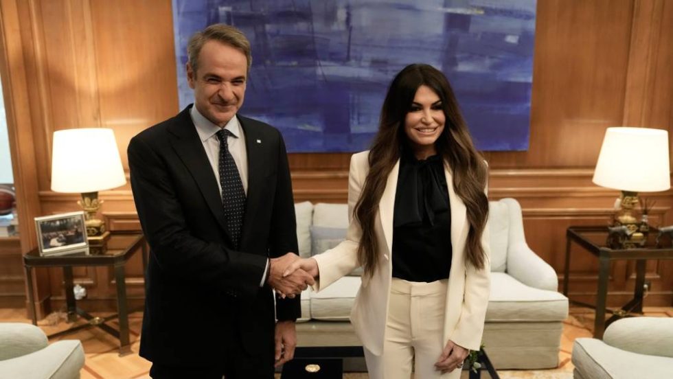 Politico: Ο Μητσοτάκης ποντάρει πολλά στον Τραμπ, ενώ η Ευρώπη απομακρύνεται από τις ΗΠΑ
